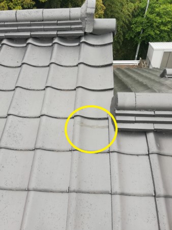 瓦屋根　補修跡に穴